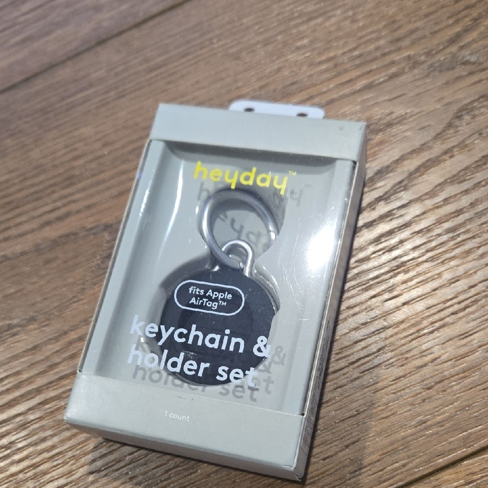 NIB HEYDAY APPLE AIRTAG KEYCHAIN & HOLDER SET.. #7421